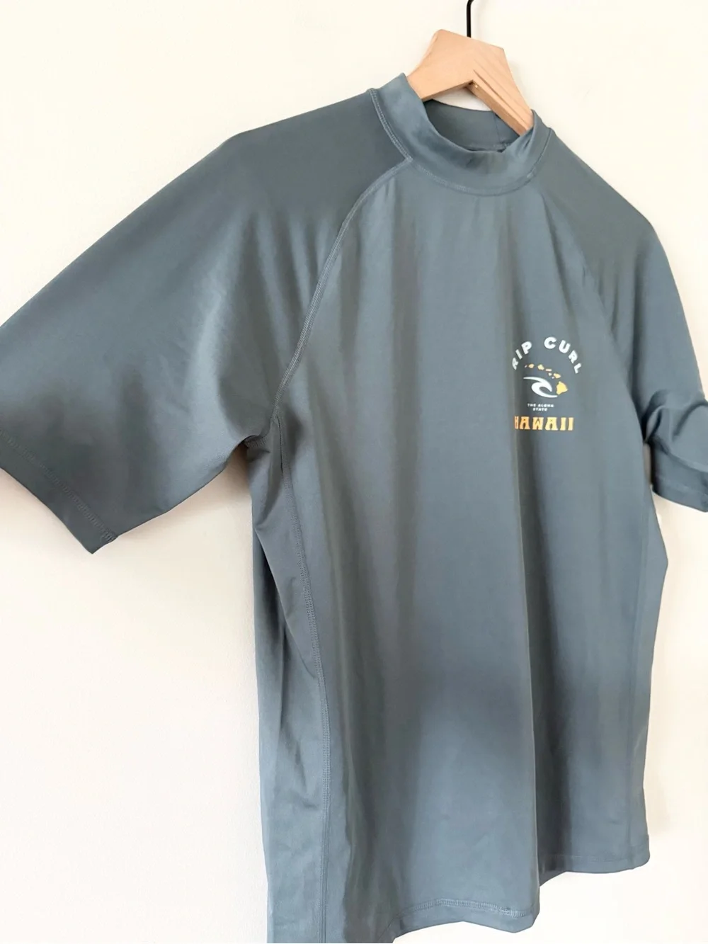 NWT Rip Curl Men's Short Sleeve Relaxed Fit Rash Guard Tee - Gray Size S